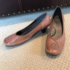 Hush Puppies leather camel pumps shoes 8 swirl top